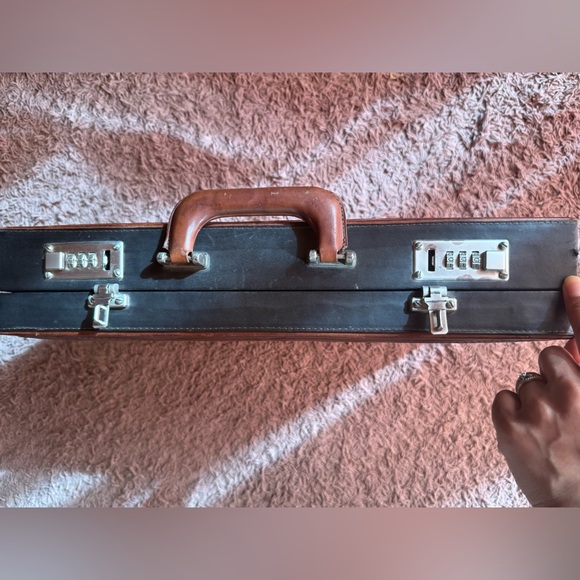 Rare Vintage Leaders in Leather Hand-Tooled Floral Briefcase w/ Combo Lock - Picture 4 of 10